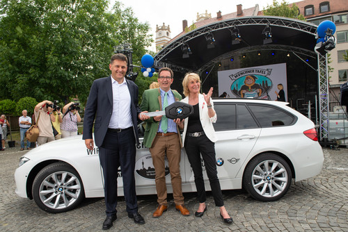 Robert Engelhorn, Leiter BMW-Werk München, spendet letzten BMW 3er Touring der fünften Generation an die Vorsitzende der Münchner Tafel e.V., Hannelore Kiethe.