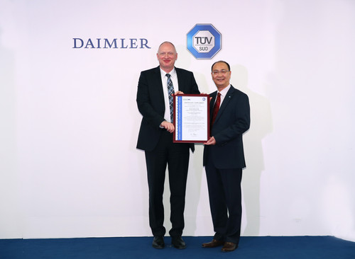 Robert Veit (links), Präsident und CEO von Daimler Trucks and Buses China, nimmt die VDA-6.2-Zertifizierungsurkunde von Zhu Wencai, Senior Vice President von TÜV Greater China, entgegen.