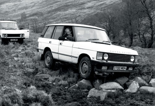 Roger Crathorne am Steuer eines Range Rover.