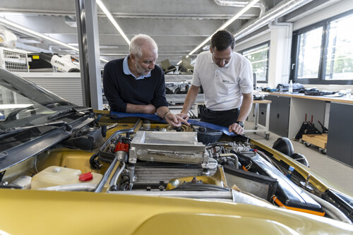 Roland Kussmaul (l.) und Kuno Werner, Leiter der Museumswerkstatt in Weissach, am Porsche 924 Carrera GTS Rallye von 1981.
