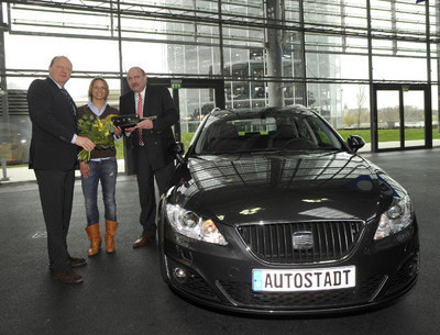 Rolf Dielenschneider, Geschäftsführer von Seat Deutschland, und Otto Ferdinand Wachs, Geschäftsführer der Autostadt, begrüßten Inka Grings im Markenpavillon.