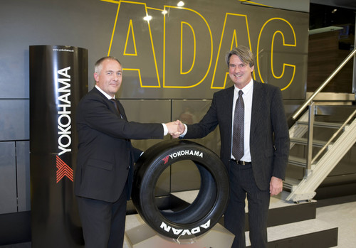 Rolf Kurz, Geschäftsführer Marketing und Vertrieb bei Yokohama, und ADAC Sportpräsident Hermann Tomczyk besiegeln die Partnerschaft.