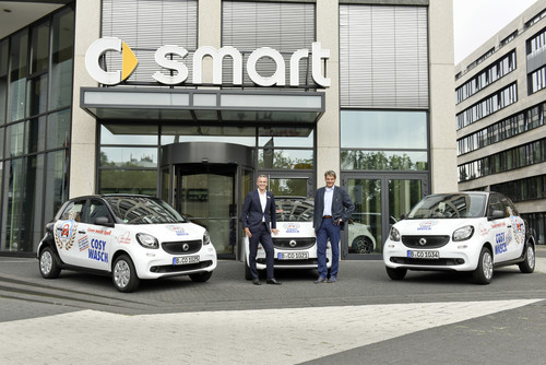 Rolf-Mathias Chrosch, Cosy-Wasch-Geschäftsführer (rechts), übernimmt 50 Smart Forfour von Oliver Aido, Leiter des Smart-Center Berlin.