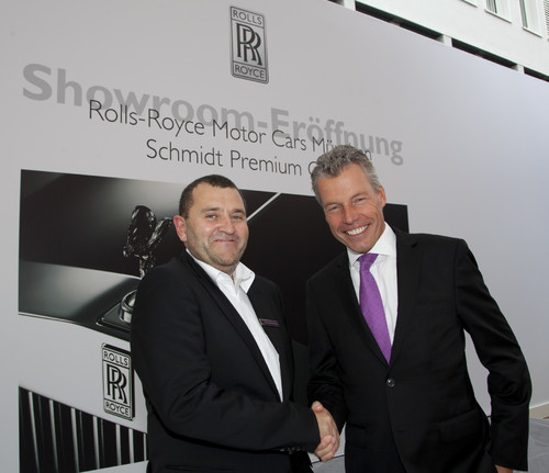 Rolls-Royce-Chef Torsten Müller-Ötvös (rechts) gratuliert Michael Schmidt, Inhaber Schmidt Premium Cars, zur Eröffnung des Showrooms in München.