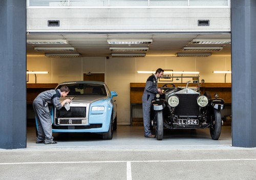 Rolls-Royce Ghost „Alpine Trial Centenary Ghost Collection“ und historischer Silver Ghost.