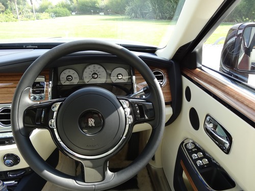 Rolls-Royce Ghost II: Wahrhaft klassische Rundinstrumente mit aufgelegten silbernen Ziffern.