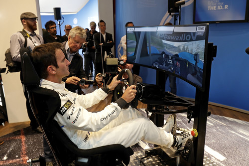 Romain Dumas testet die Computerspiel-Simualtion des VW ID R auf dem Nürburgring.