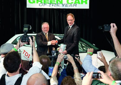 Ron Cogan, Verfasser und Herausgeber des „Green Car Journal“ übergibt Johan de Nysschen, President Audi of America, den Preis. 