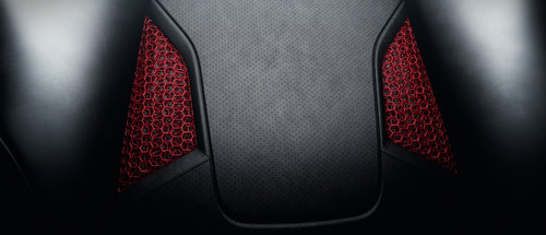 Rote Sichtbauteile in 3-D-Gitterstruktur und Racetex-Bezug eines 3-D-Druck-Bodyform-Vollschalensitzes von Porsche. 