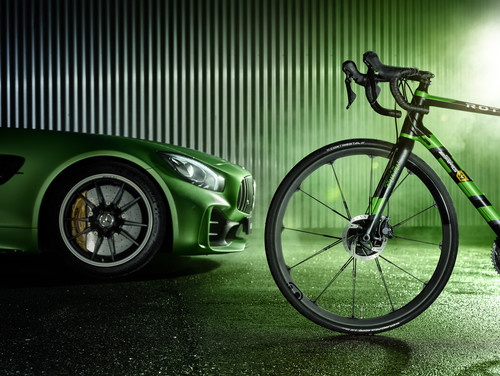 Rotwild R.S2 Limited Edition „Beast of the Green Hell” und Mercedes-AMG GT R.
  
