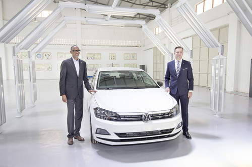 Ruandas Präsident Paul Kagame und VW-Südafrikachef Thomas Schäfer mit dem ersten VW „Made in Rwanda“.