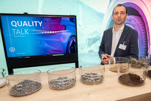 Rubin Rahn, VW-Qualitätssicherung, erklärt beim Quality Talk in Wolfsburg die Auswirkungen verschiedener Stoffe und Straßenbeläge auf das Korrosionsverhalten von Fahrzeugkarosserien. 