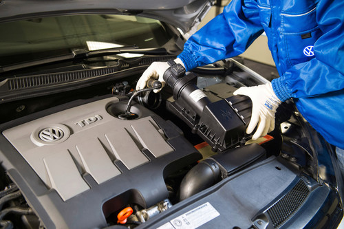 Rückrufaktion für betroffene VW-Diesel: Einbau des Luftfilters mit Strömungsgleichrichter.