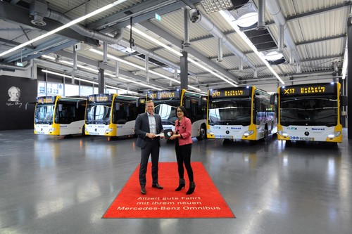 Rüdiger Kappel, Vertriebsleiter Mercedes-Benz Omnibusse, übergibt Stephanie Schramm, Geschäftsführerin Autobus Sippel, symbolisch die Schlüssel für die fünf Citaro LE.