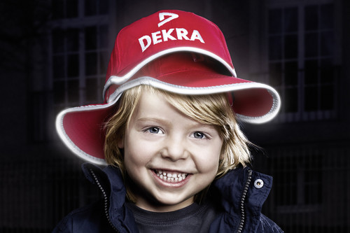 Rund 100 000 knallrote Sicherheits-Base-Caps verteilt Dekra jährlich an Schulanfänger.