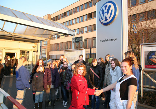 Rund 100 Töchter von Volkswagen-Mitarbeiterinnen waren am Weltfrauentag zu Gast im Nutzfahrzeug-Werk Hannover.