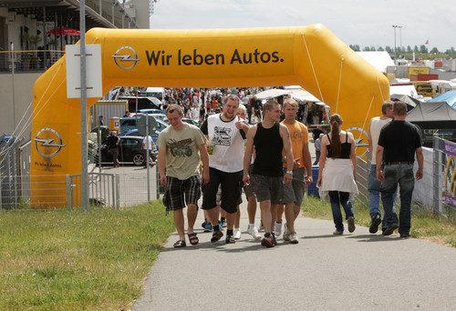 Rund 70 000 Opel-Fans kommen nach Oschersleben.