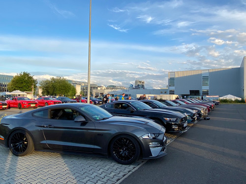 Rund 90 Ford Mustang zählte das Autohaus Kreissl in Bad Homburg zur „langen Mustang-Nacht“ im Autokino.