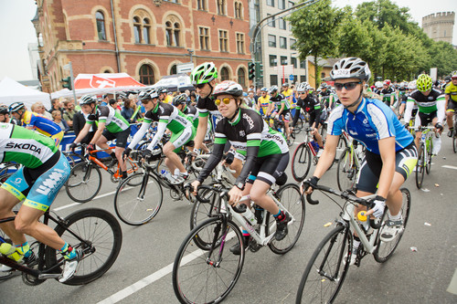 „Rund um Köln“: Beim Jedermann-Radrennen gehen rund 120 Teilnehmer für das Skoda-Veloteam an den Start.