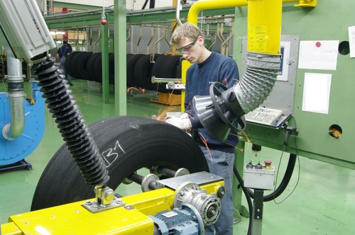 Runderneuerung von Lkw-Reifen bei Goodyear Dunlop.