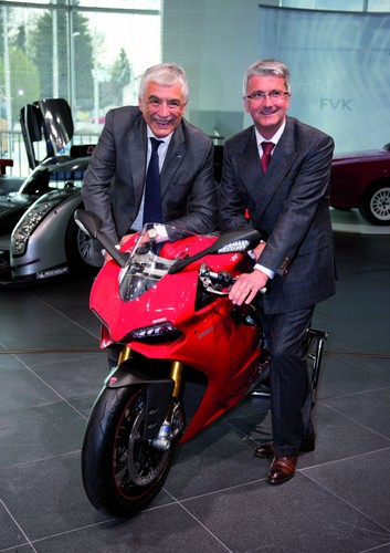 Rupert Stadler (rechts) und Gabriele Del Torchio mit einer Ducati 1199 Panigale im Audi-Museum.