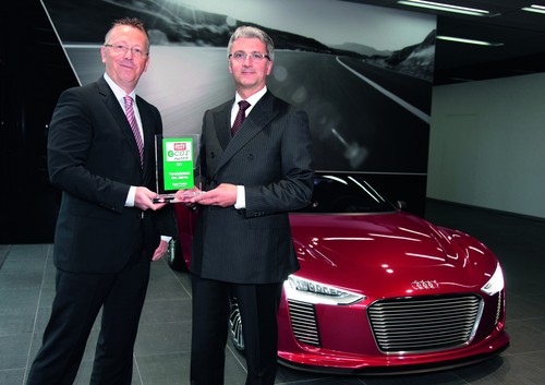 Rupert Stadler (rechts), Vorstandsvorsitzender von Audi, wurde der e-Car Award als „Persönlichkeit des Jahres“ von „Auto Test“-Chefredakteur Olaf Schilling überreicht.