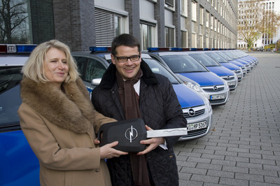 Sabine Thurau, Polizeivizepräsidentin Frankfurt und Boris Rhein, Staatssekretär im Hessischen Ministerium des Innern und für Sport, übernahmen die ersten 14 von weiteren 100 Opel Zafira für den Polizeidienst in Hessen.