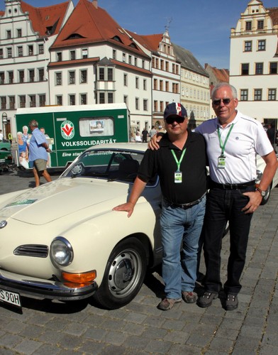 Sachsen Classic 2012: Die VW-Vorstände Hubert Waltl und Ulrich Hackenberg mit einem Vw Karmann  Ghia.