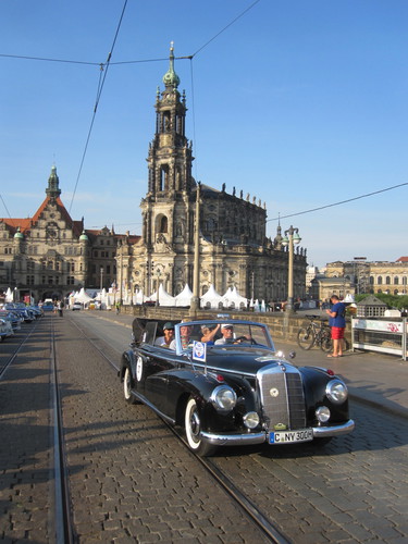 Sachsen Classic 2015: Abfahrt MB 300 Cabriolet D (1952) von der Dresdner Augustusbrücke.