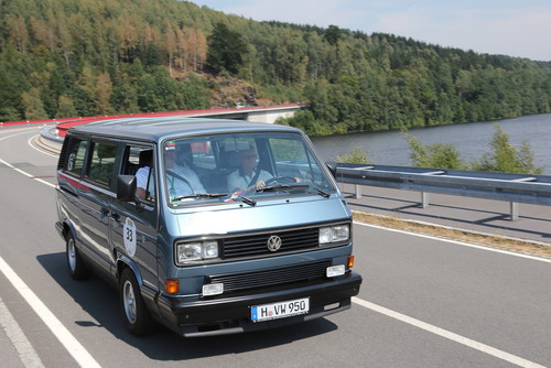 Sachsen Classic 2015: Carl H. Hahn am Steuer des VW T3 Caravelle Carat (1990).