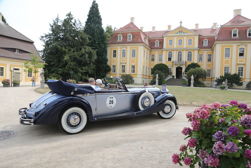 Sachsen Classic 2015: Horch 853 A Cabriolet (1937) vor Schloss Rammenau.
