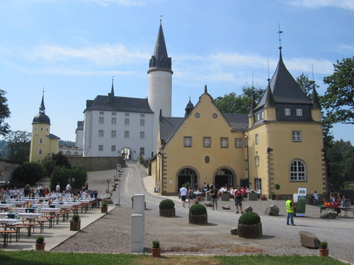 Sachsen Classic 2015: Mittagsstop vor Schloss Purschenstein.