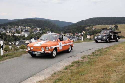 Sachsen Classic 2018: Skoda S 110R (vorne) und Volkswagen Typ 1 Pritschenwagen.