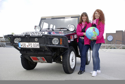 Sandra Wukovich (links) und Steffi Edelhoff starten mit einem Volkswagen Iltis bei der 2013er „Le Jog“.