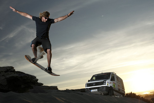 Sandsurfing in Chile: Björn Dunkerbeck mit dem VW Crafter 4Motion.