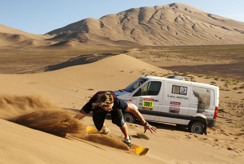 Sandsurfing in Chile: Björn Dunkerbeck und der VW Crafter 4Motion.