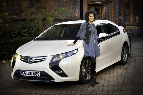 Sängerin und Markenbotschafterin Katie Melua mit dem Opel Ampera.