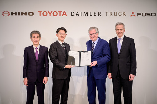 Satoshi Ogiso, President and CEO of Hino Motors Ltd.; Koji Sato, President and CEO of Toyota Motor Corporation; Martin Daum CEO of Daimler Truck AG; Karl Deppen CEO of Daimler Truck Asia (v.l.).