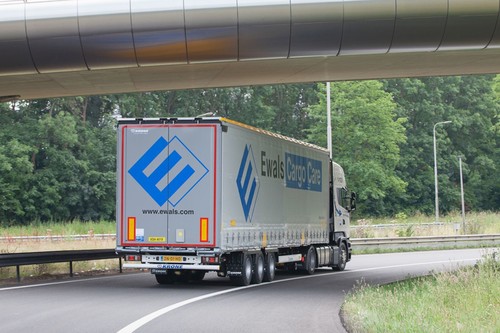 Sattelauflieger von Ewals Cargo Care.