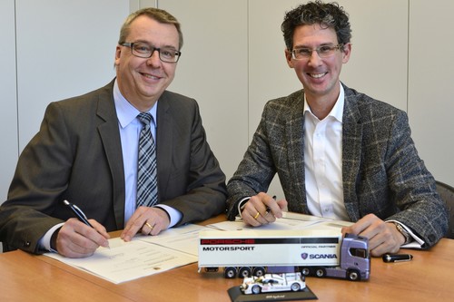 Scania Deutschland bleibt offizieller Partner von Porsche Motorsport (v.l.): Mikael Lundqvist (Direktor Strategie, Kommunikation und Marketing, Sc
ania Deutschland Österreich) und Dr. Frank-Steffen Walliser (Leiter Motorsport & GT-Fahrzeuge, Porsche AG) bei der Vertragsunterzeichnung.   