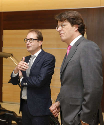 Schaeffler-Vorstandsvorsitzender Klaus Rosenfeld (r.) und Bundesverkehrsminister Alexander Dobrindt.