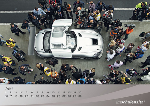 Schalensitz-Kalender: Das April-Motiv zeigt den von Niki Lauda gefahrenen Mercedes-Benz SLS AMG anläßlich der Eröffnung des Red-Bull-Rings.