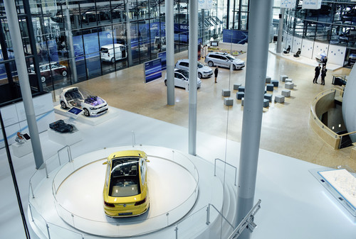 Schaufenster für Elektromobilität und Digitalisierung in der Gläsernen Manufaktur.