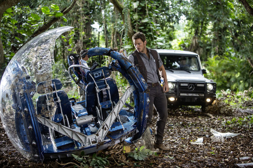 Schauspieler Chris Pratt vor der Mercedes-Benz G-Klasse in „Jurassic World“.