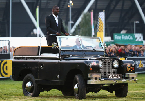 Schauspieler Idris Elba in einem Land Rover von 1968, der in den 1970er- und 80er-Jahren als Paradefahrzeug für Königin Elisabeth II. und die Königin-Mutter diente.