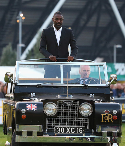 Schauspieler Idris Elba in einem Land Rover von 1968, der in den 1970er- und 80er-Jahren als Paradefahrzeug für Königin Elisabeth II. und die Königin-Mutter diente.