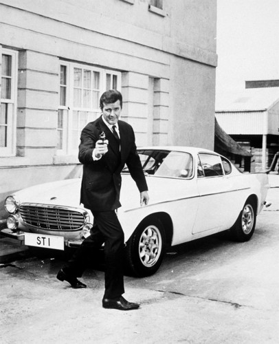 Schauspieler Roger Moore als Simon Templar in der gleichnamigen Serie mit dem Volvo P 1800 S.