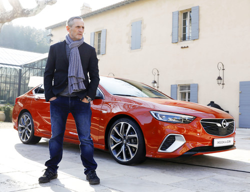 Schauspieler Tim Wilde vor einem Opel Insignia GSi.