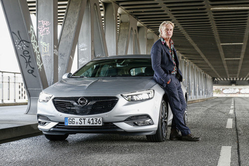 Schauspieler und Regisseur Detlef Buck am Opel Insignia Grand Sports.