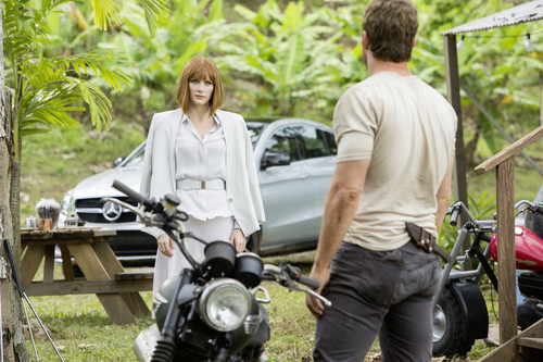 Schauspielerin Bryce Dallas Howard und das Mercedes-Benz GLE Coupé am Set von „Jurassic World“.